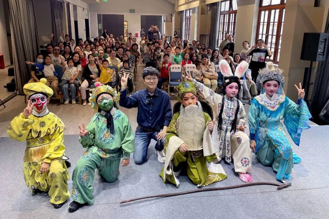 王珮瑜与京剧小科班学员及京剧爱好者合影