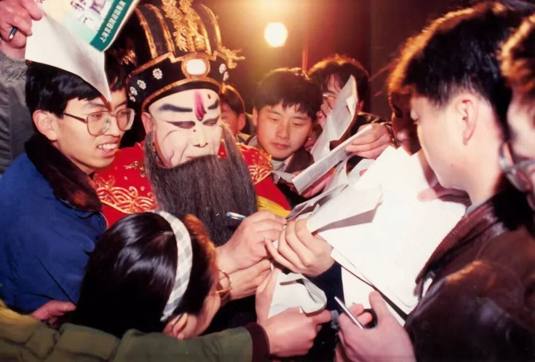 “曹丞相”与大学生们交流、互动