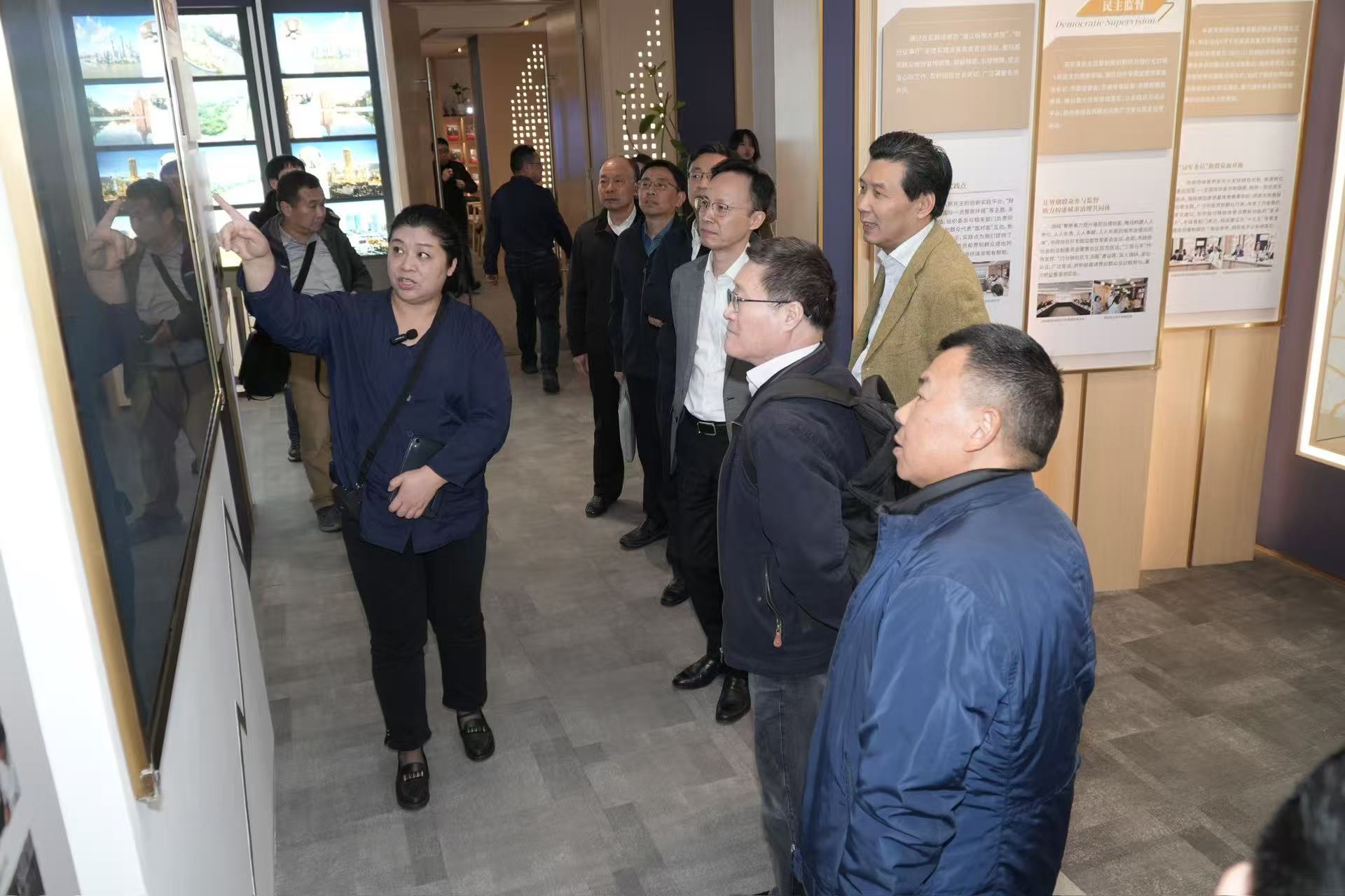 参观上海政协全过程人民民主实践点