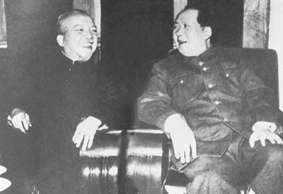 1949年9月30日，毛泽东与李济深在一起。