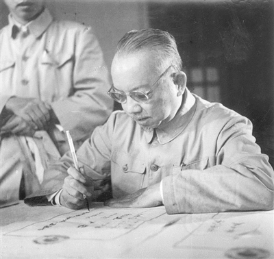 工作中的李济深