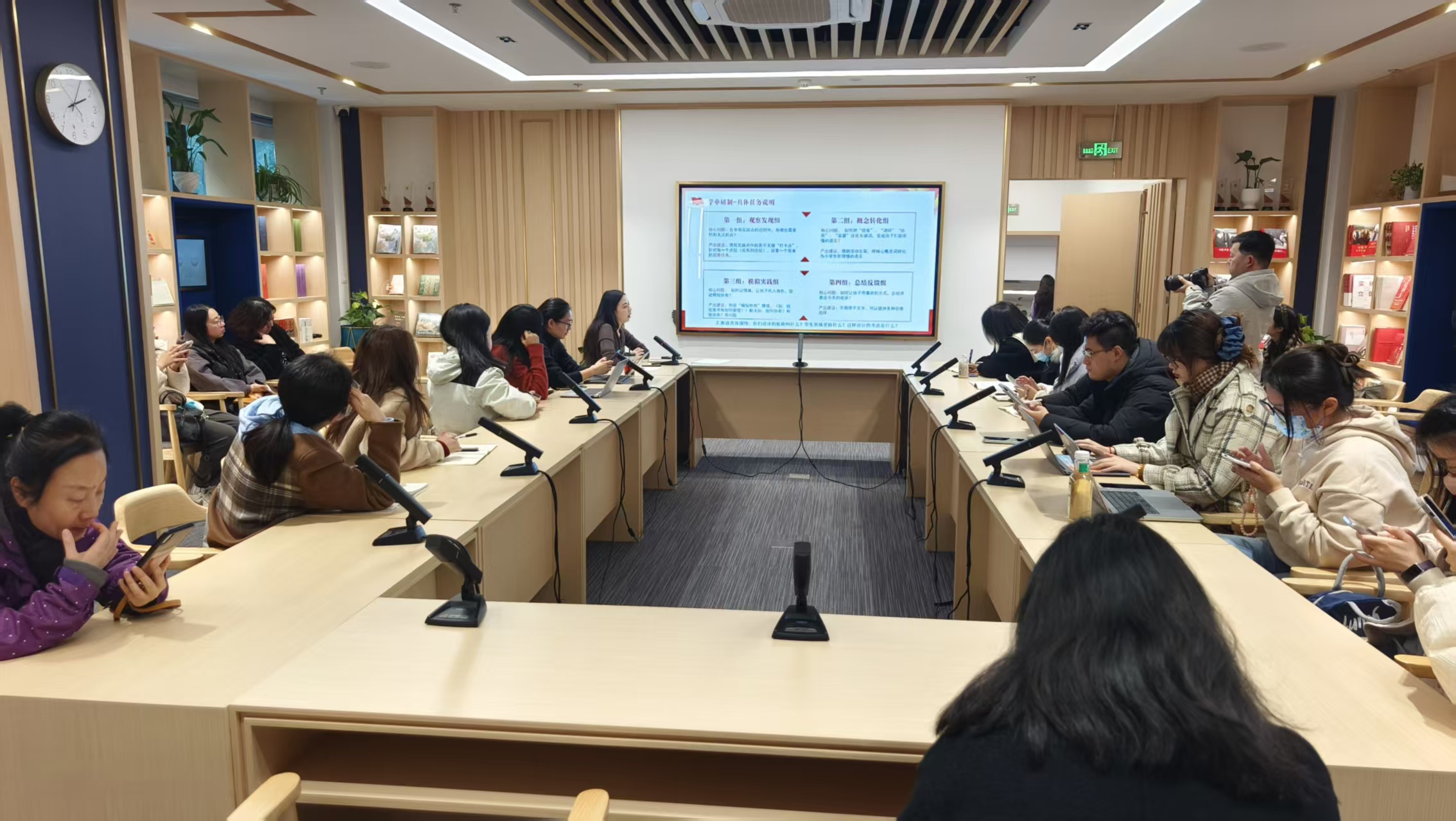 长宁区小学思政教师在实践点开展集体备课 摄影:杨翊帆