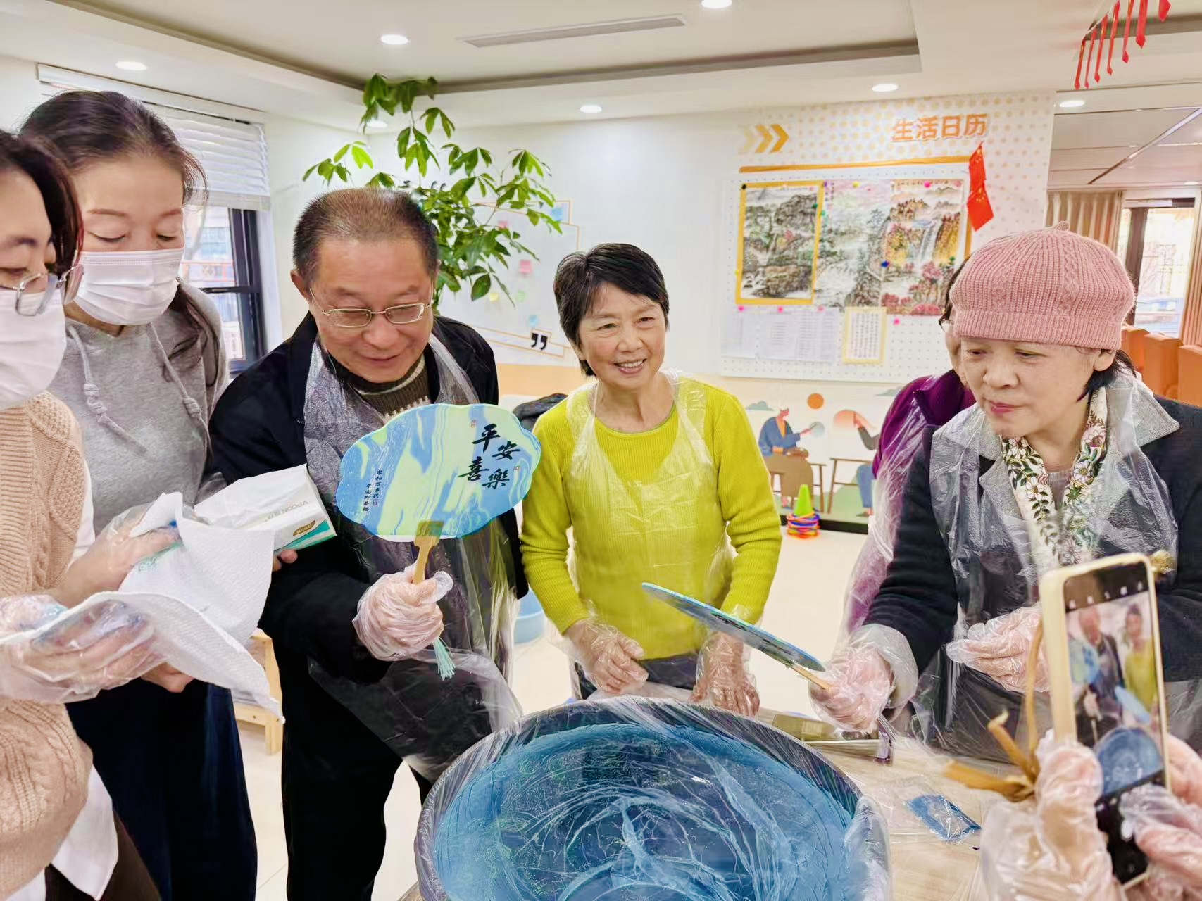 图为社区长者学习制作漆扇