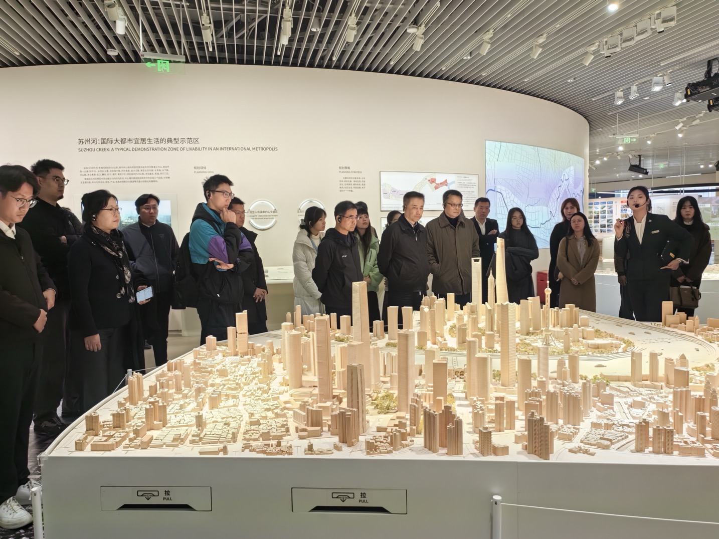 参观上海城市规划展示馆  董潇韩摄