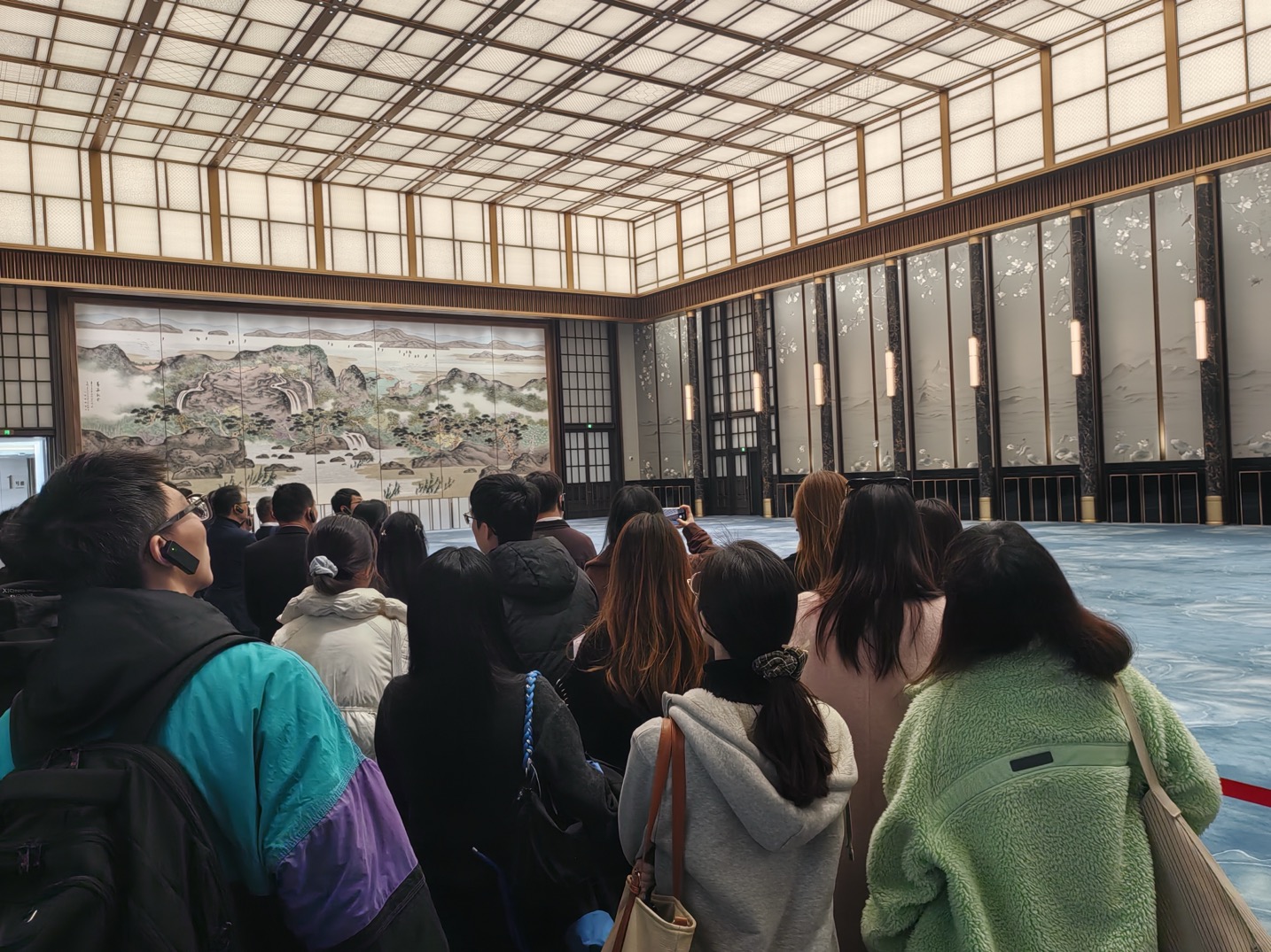 参观“世界会客厅” 董潇韩摄