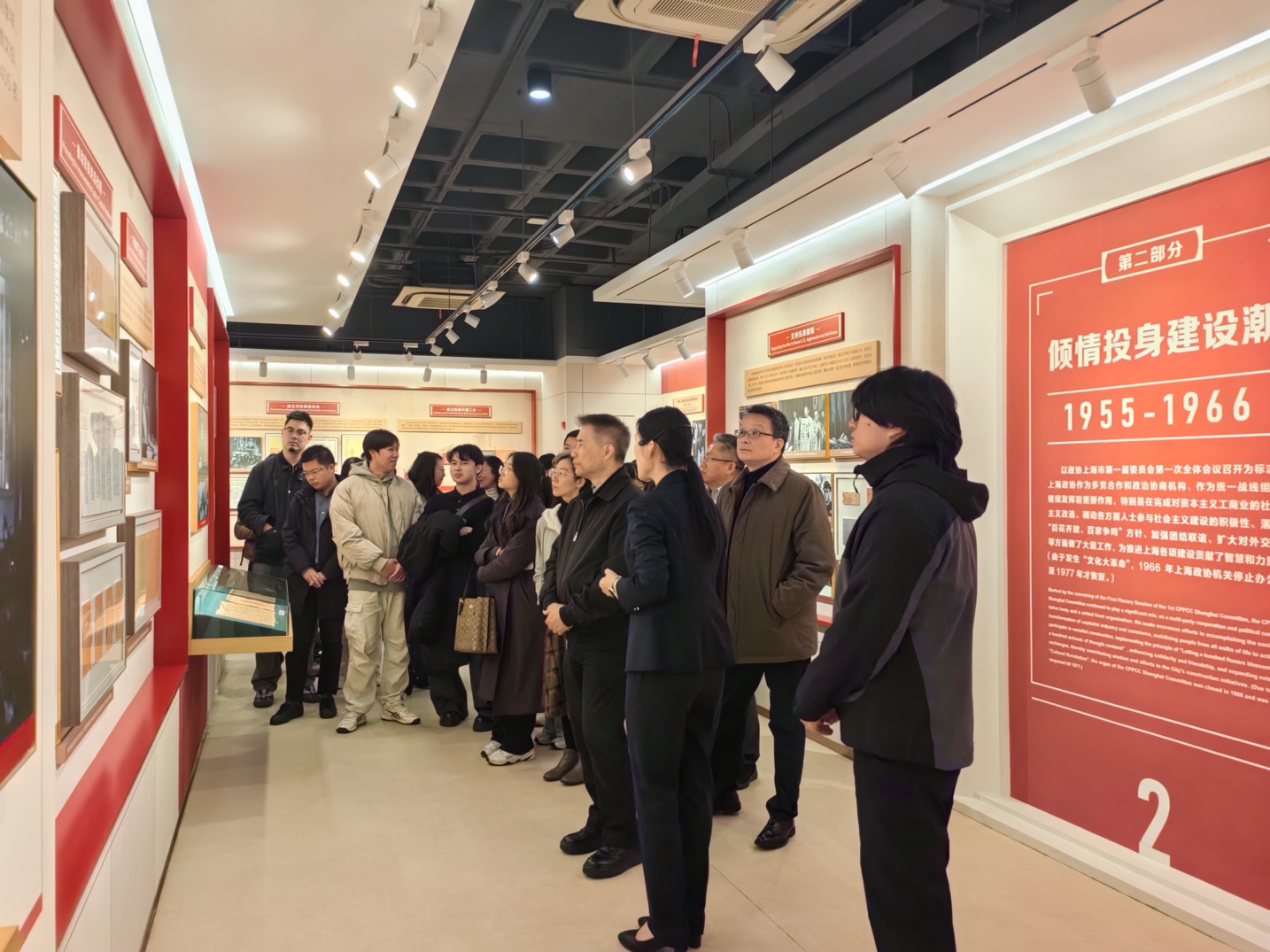 在上海市政协发展历程展示馆参观 董潇韩摄