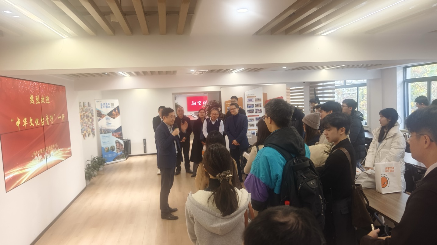 在虹桥街道“融空间”参观 张钊荣摄