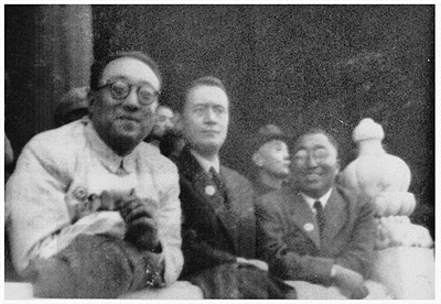 赵朴初（中）在开国大典上