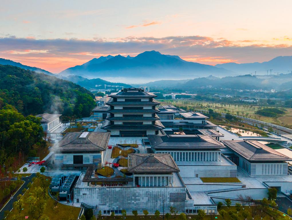 沐浴在晨曦中的广州国家版本馆。新华社记者 刘大伟 摄