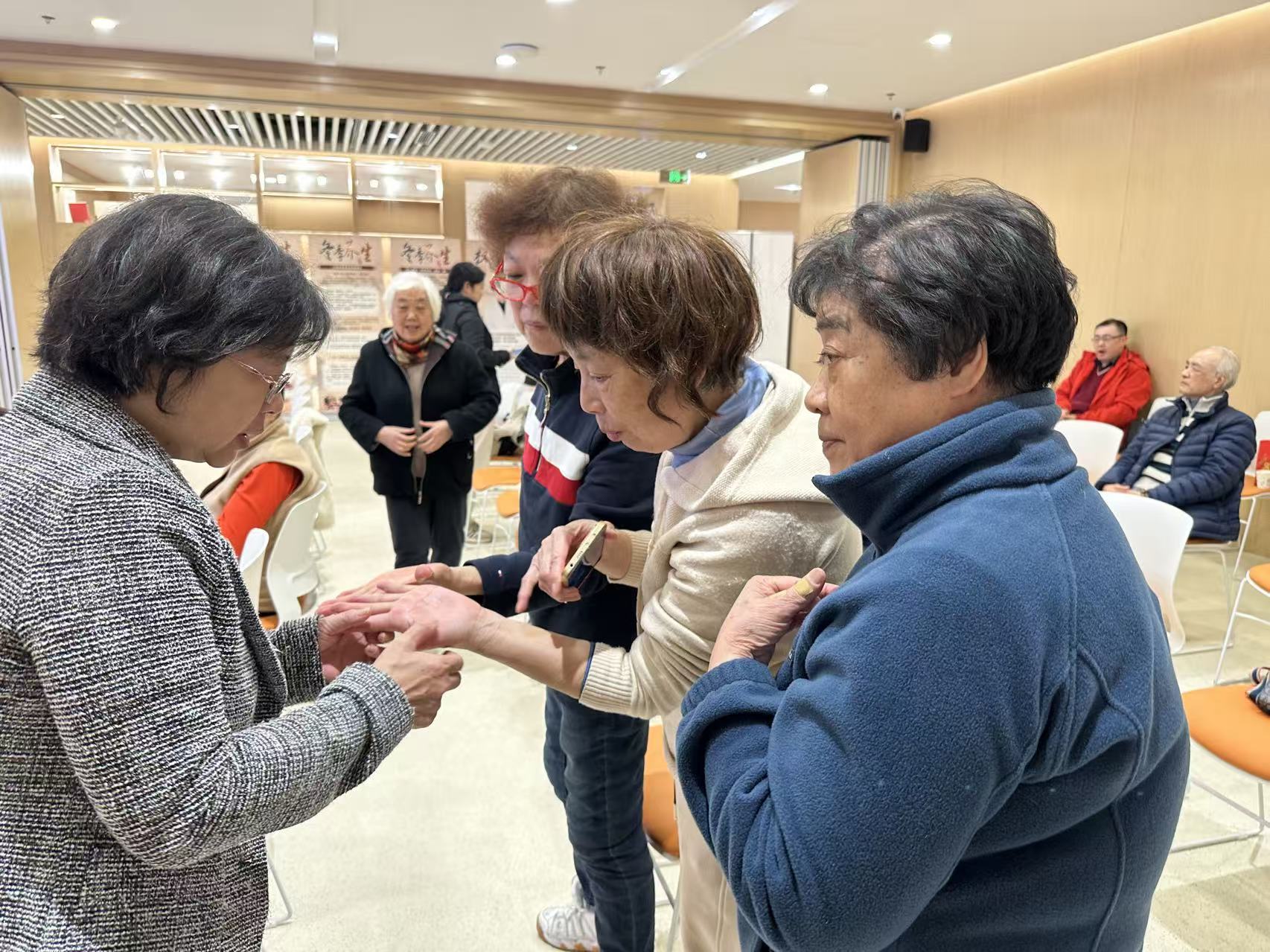 专家为居民义诊