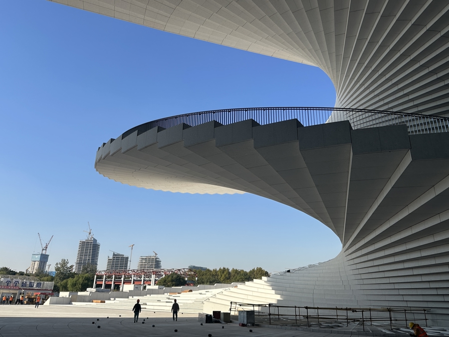 双螺旋结构的阶梯,从地面直达屋顶。 戚颖璞摄