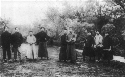 1920年5月8日，毛泽东（左四）在上海半淞园为赴法勤工俭学的新民学会会员送别。右一周敦祥、右二劳君展、右三魏璧。