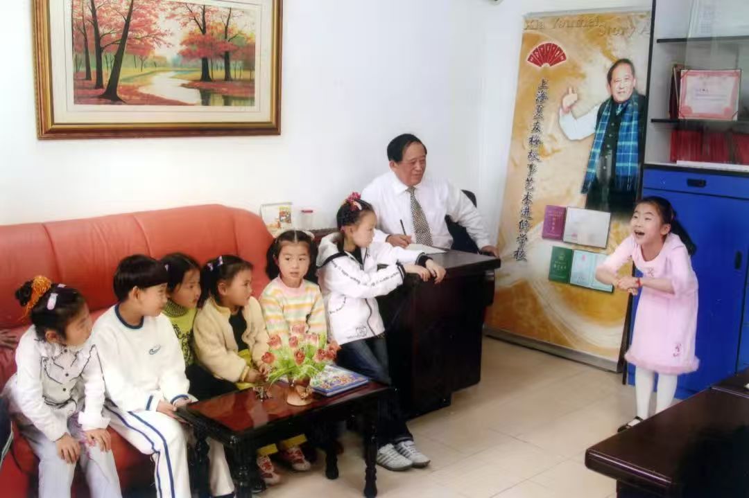 夏友梅在听孩子们讲故事