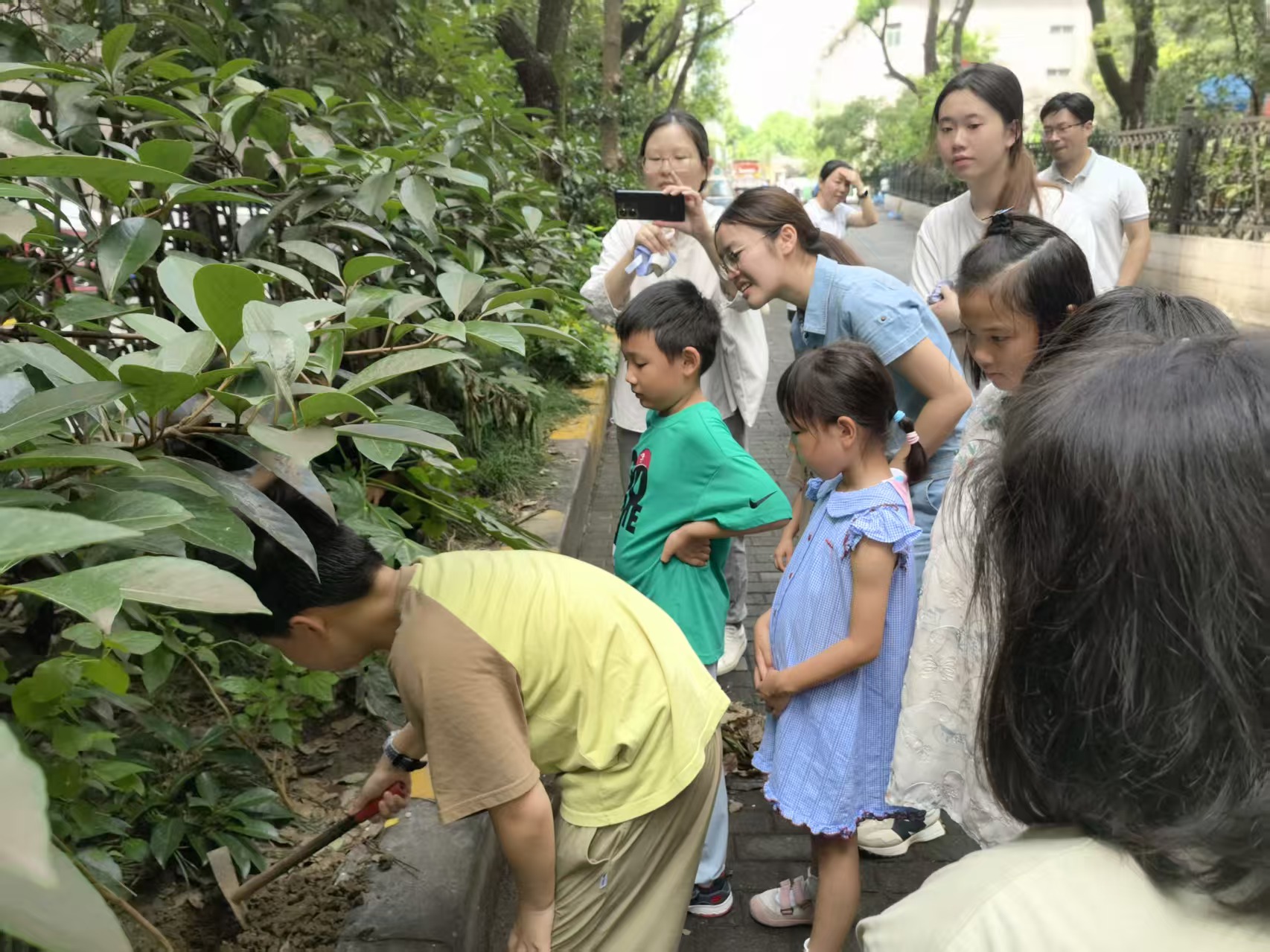 学生们赴打浦桥老弄堂调研环境治理工作