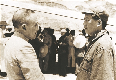 1945年7月 黄炎培等六位国民参政员访问延安。图为毛泽东同志与黄炎培(左)在延安机场交谈。这次延安之行,使黄炎培对中国共产党有了新的认识,对中国的光明前途有了新的信心,成为他一生中一个重大的转折点,为日后新政党的筹组和发起奠定了思想基础。