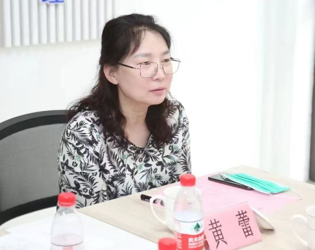 黄蕾参加调研