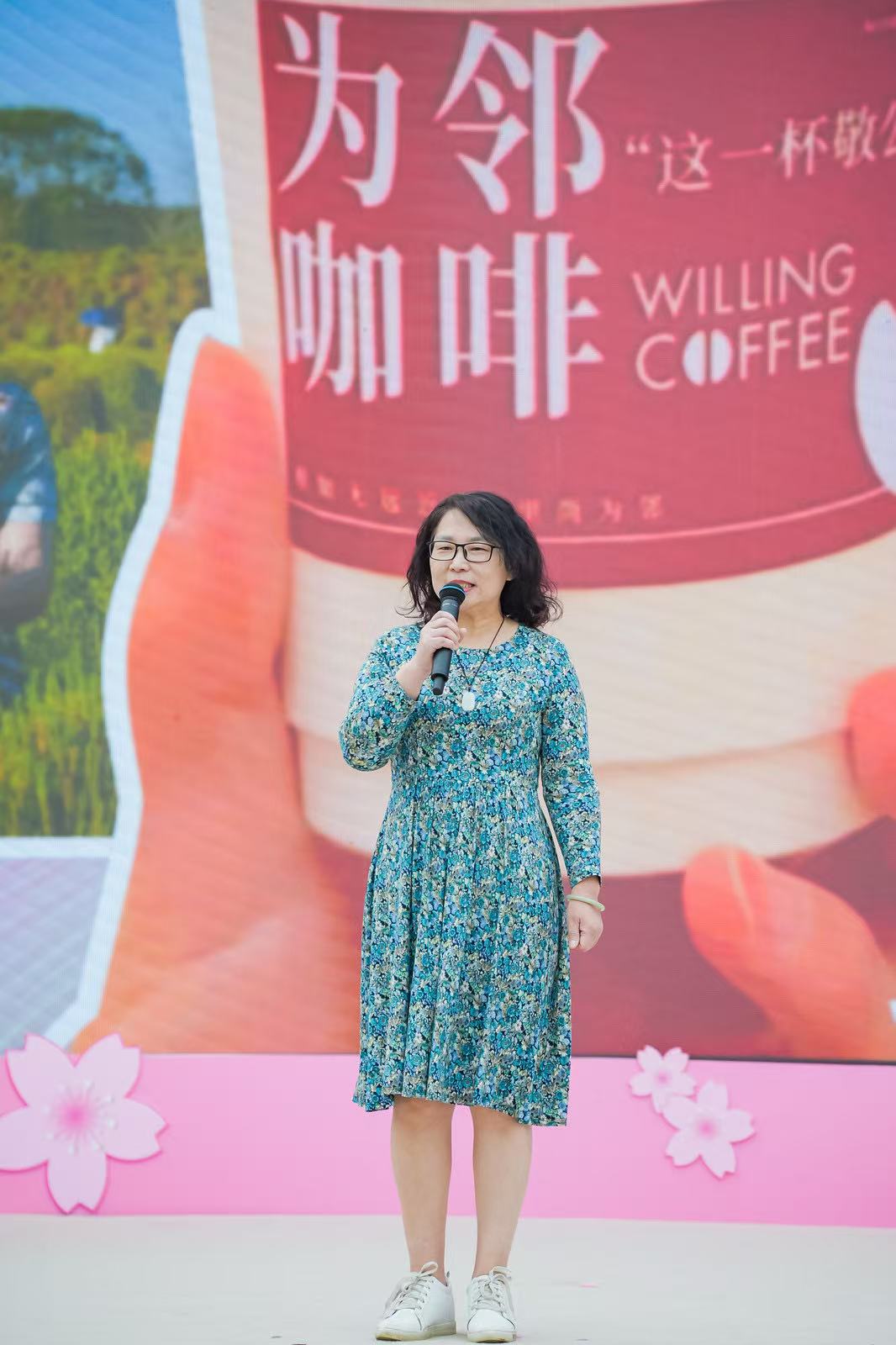 在宝山文旅樱花节上，黄蕾对为邻品牌作推广