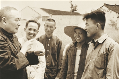 1955年6月 黄炎培在苏州郊区视察访问。图为黄炎培(左一)与虎丘镇新安农业生产合作社社员谈话。