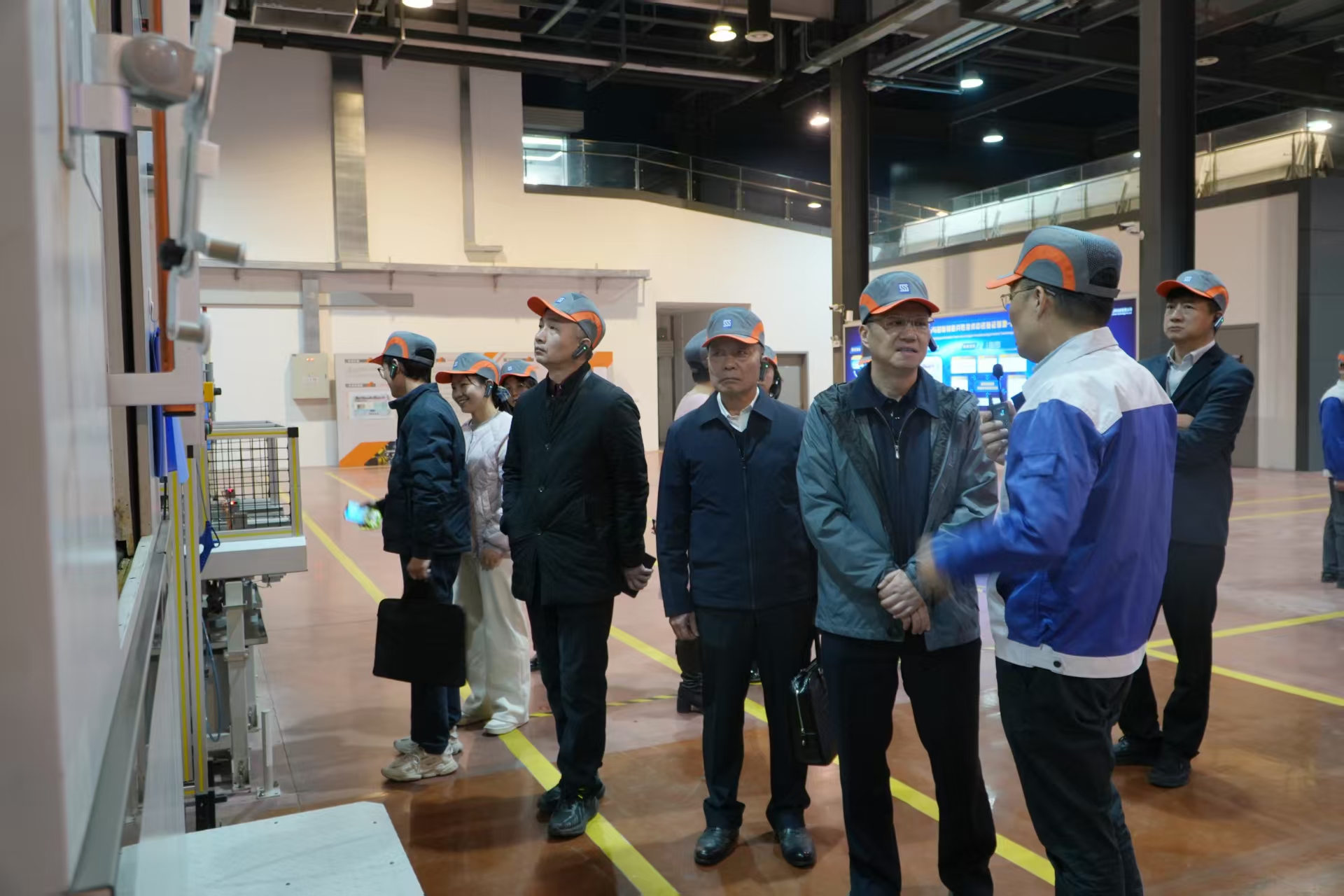 委员们在上海交大智邦科技有限公司调研