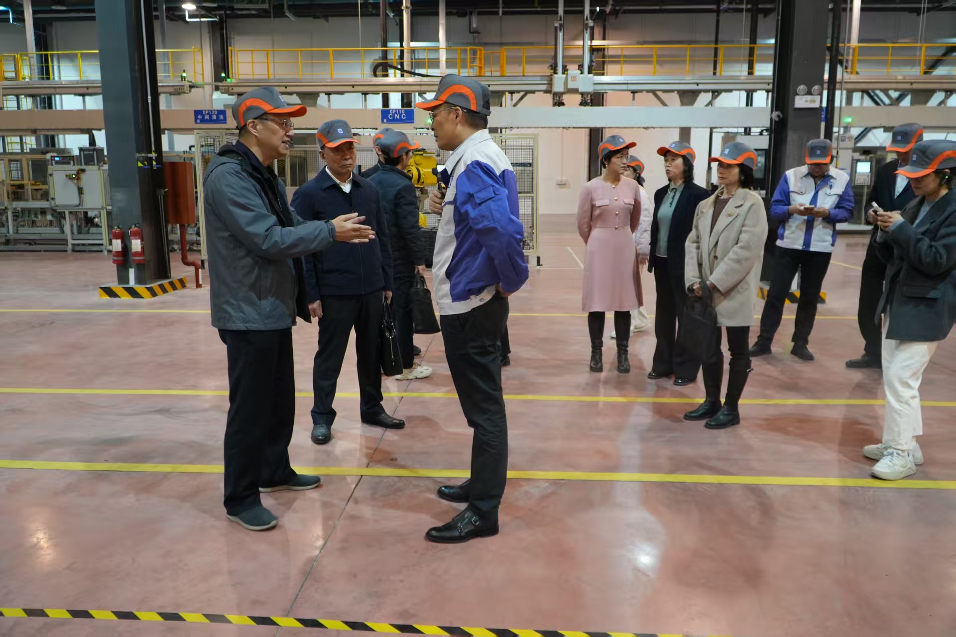 委员们在上海交大智邦科技有限公司调研