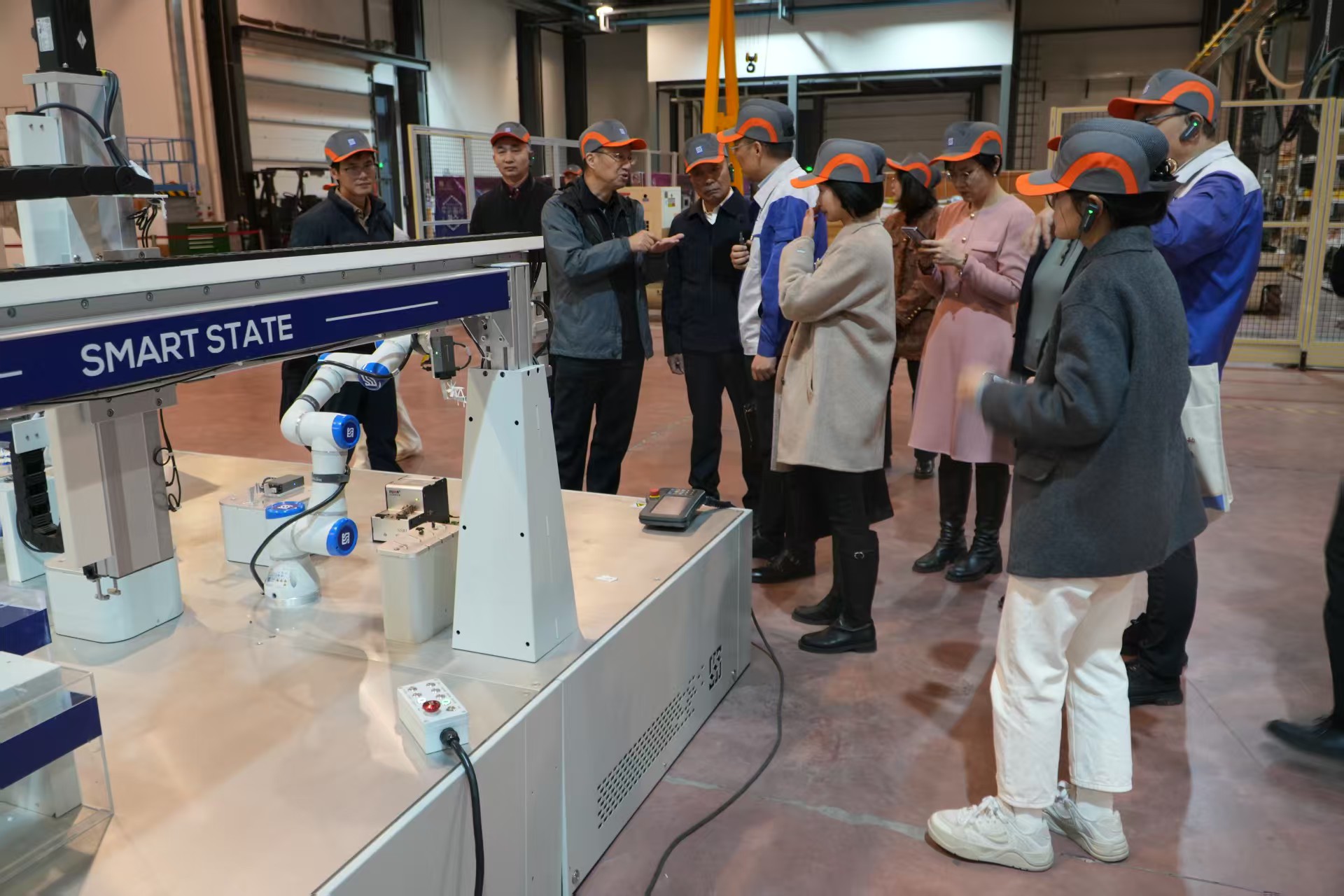 委员们在上海交大智邦科技有限公司调研