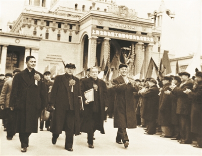 1956年 1月20日 盛丕华(右二)、胡厥文(右三)、荣毅仁(左一)带领工商界代表参加上海市资本主义工商业公私合营大会。