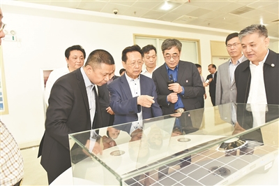 2017年5月 陈昌智(前排左二)率队就民建中央重点考察调研专题“大力发展光伏产业 推进能源革命与绿色发展”在江苏调研。