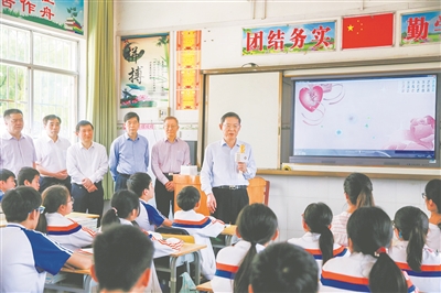 2019年4月 郝明金率队赴广西开展脱贫攻坚民主监督调研。图为郝明金与忻城县民族中学“扬帆班”师生亲切交流。