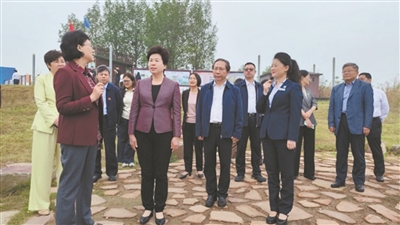 2024年10月 秦博勇(前排右三)率调研组赴湖南开展长江生态环境保护民主监督调研。