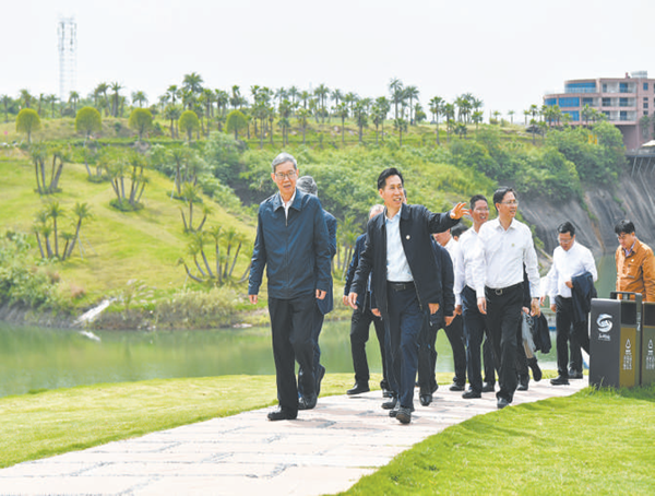 2025年4月 郝明金(左一)在湖南开展长江生态环境保护民主监督调研。