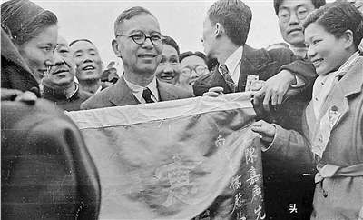 1940年陈嘉庚率南洋华侨慰问团抵达四川，重庆市民众欢迎陈嘉庚先生并赠旗。