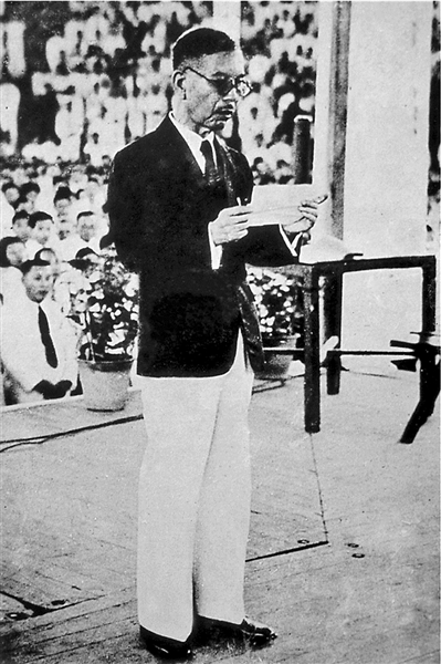 一九四一年一月五日，新加坡南侨总会招开万人大会，热烈欢迎陈嘉庚率领的“南洋华侨回国慰劳视察团”归来。陈嘉庚介绍在祖国各地视察见闻。