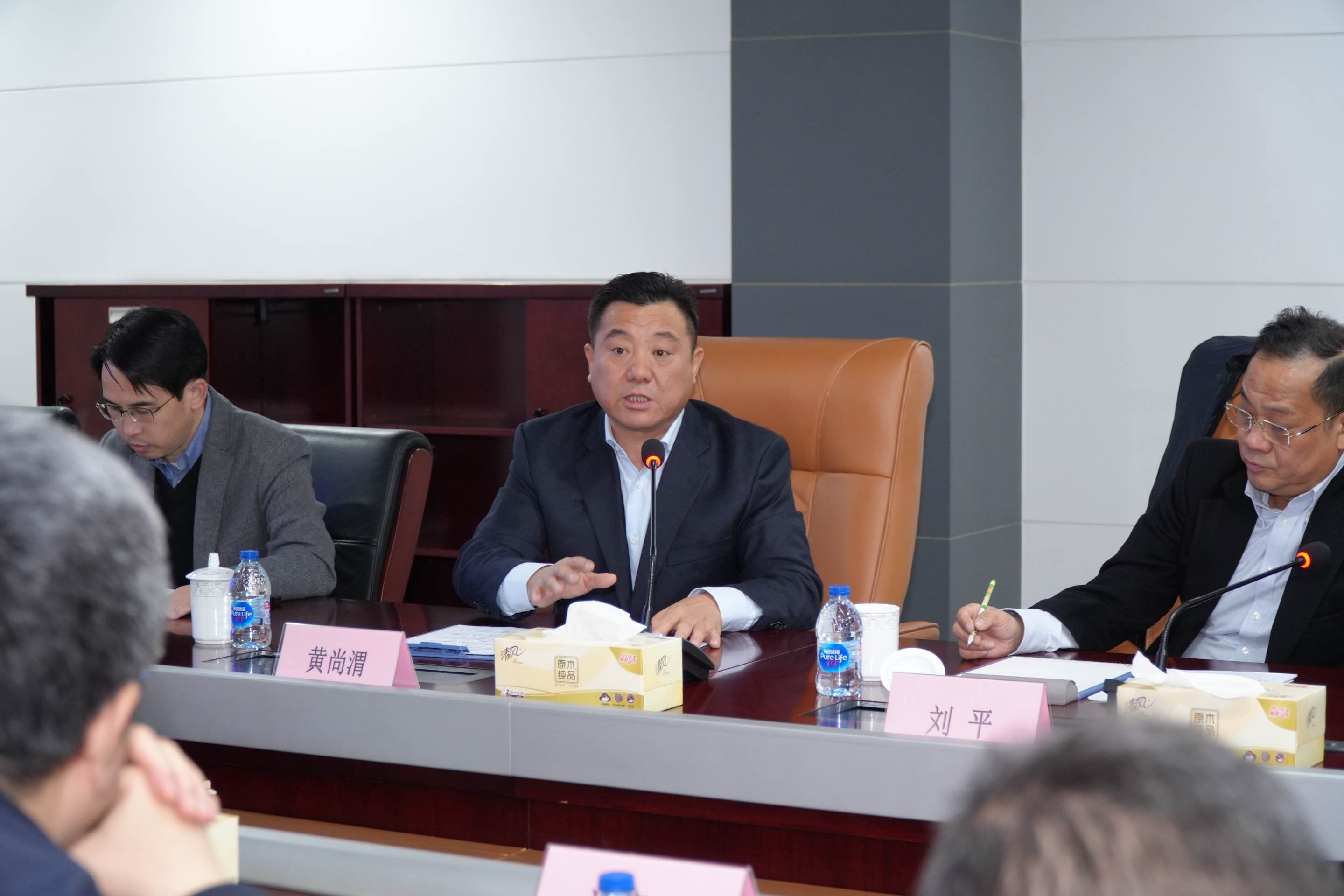 市政协委员、鑫广再生资源（上海）有限公司董事长黄尚渭介绍企业发展情况