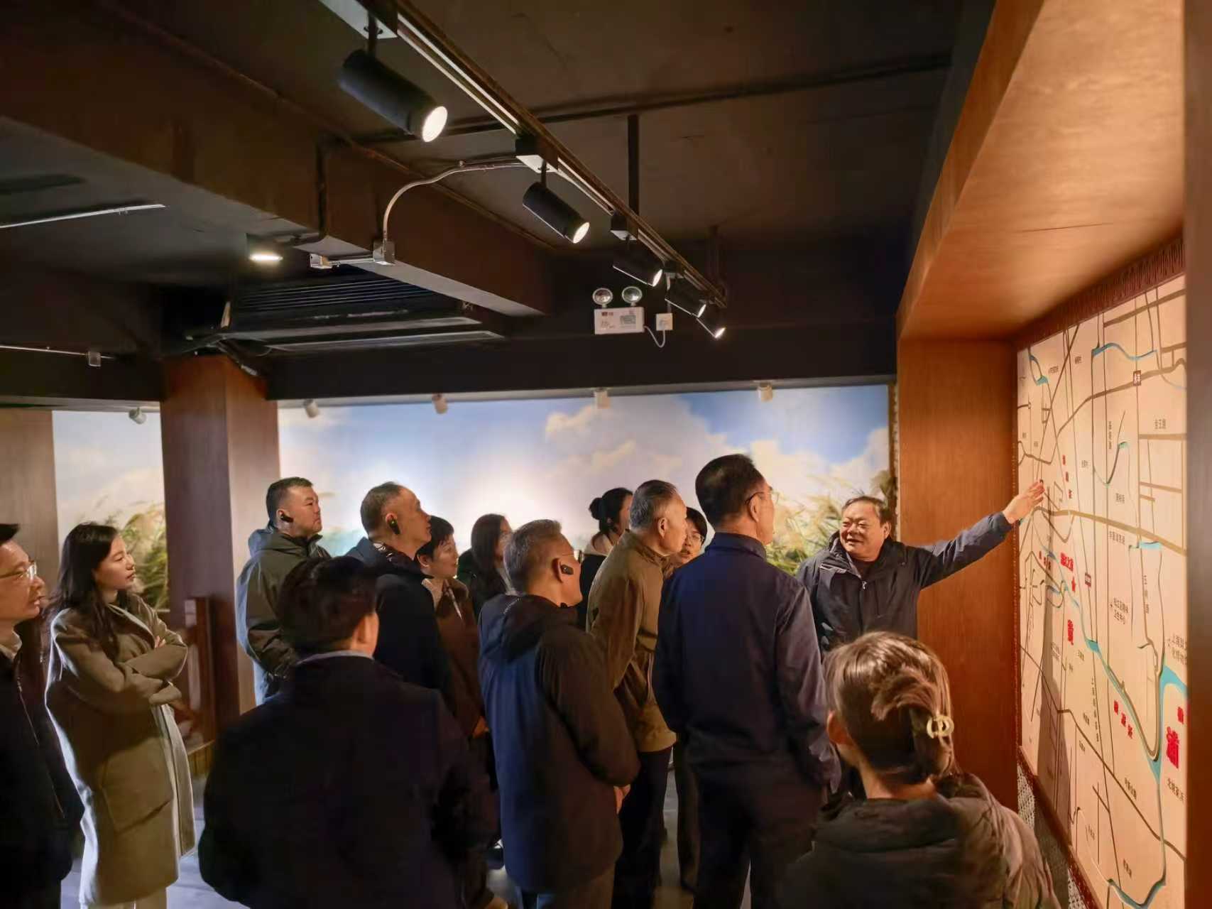 参观浦江之首 图片由钱伟芬 摄