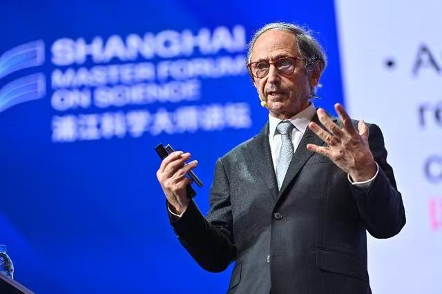 2013年诺贝尔化学奖获得者,美国斯坦福大学结构生物学系终身教授迈克尔·莱维特以“AI for Science计算生物学前沿”为主题作首期讲坛报告