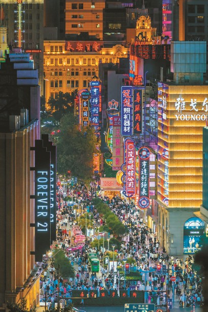 南京路步行街游人如织。 受访者供图