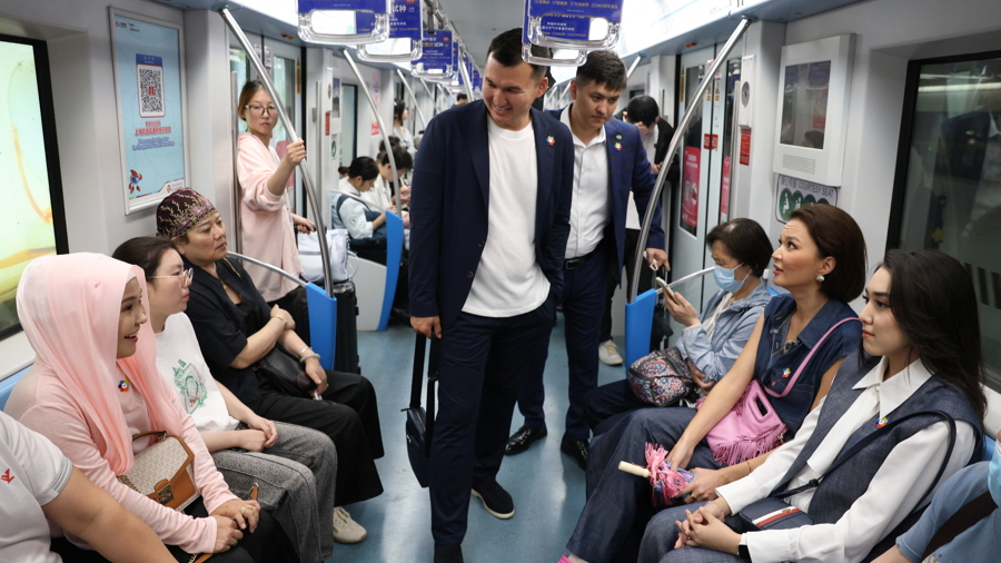 哈萨卡游客体验上海地铁。 &nbsp;李茂君 摄