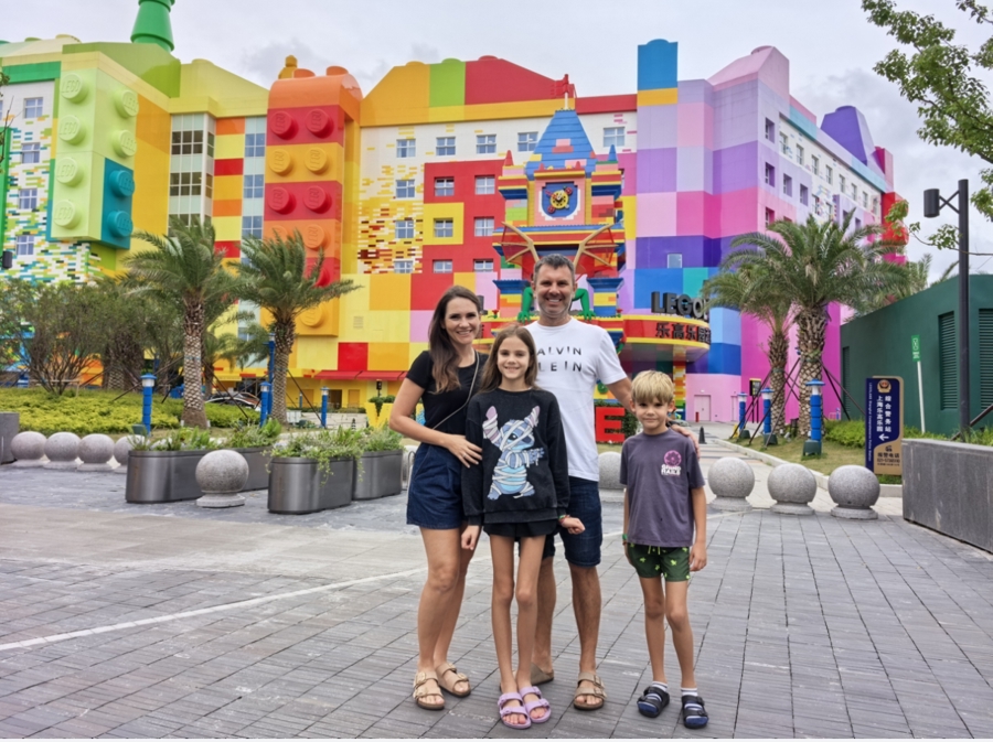 今年10月，波兰游客亚当一家在上海乐高乐园酒店前。&nbsp; 李宝花 摄