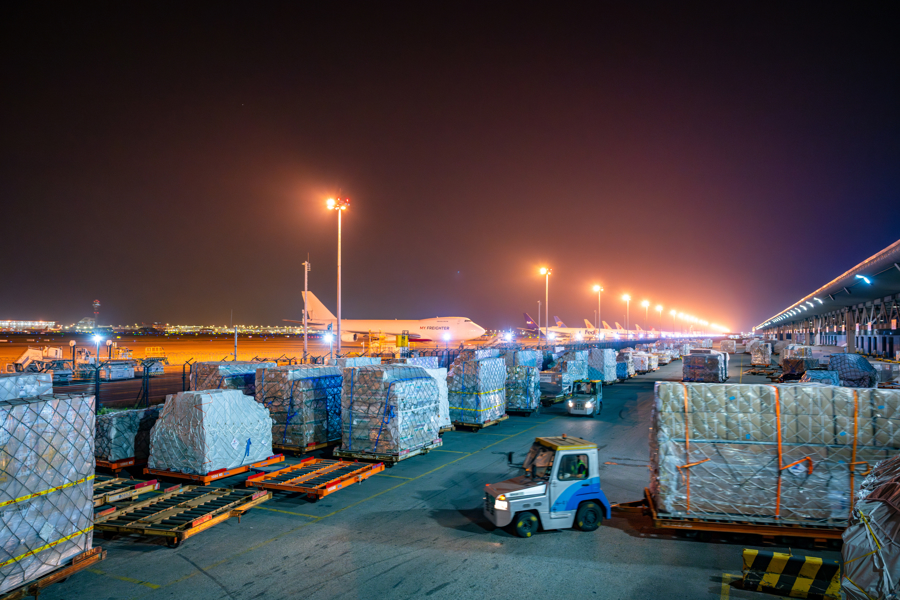 浦东机场货站高度繁忙。（供图）