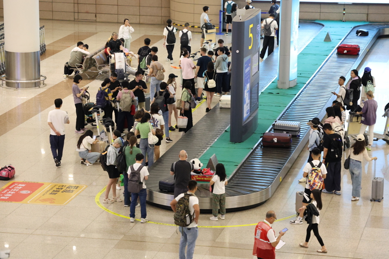 2025年8月3日,上海浦东机场T1航站楼国内出发区域,旅客云集。