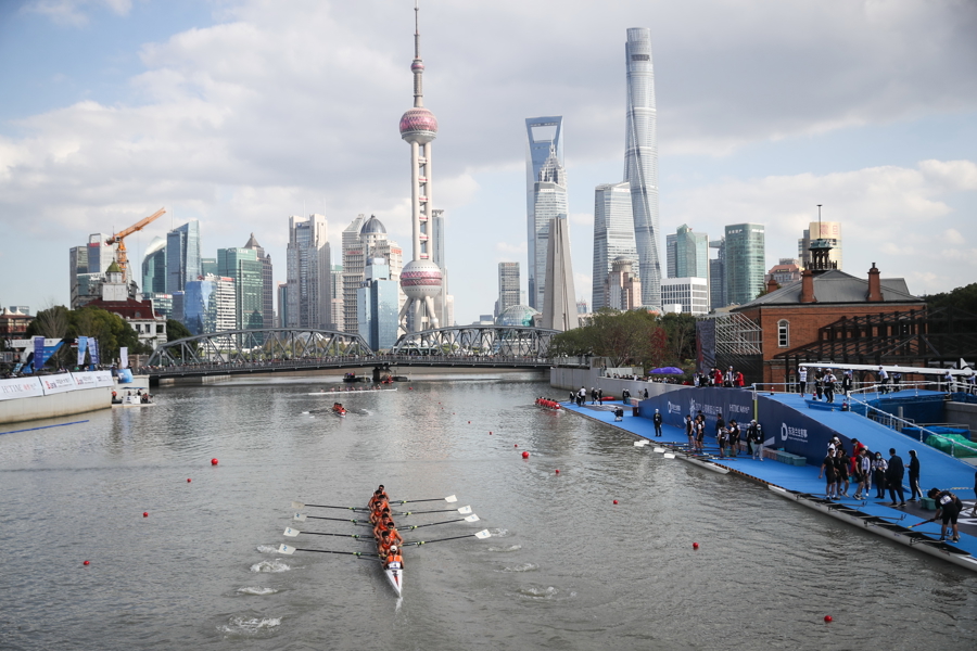 苏州河、赛艇与陆家嘴建筑群。海沙尔 摄影