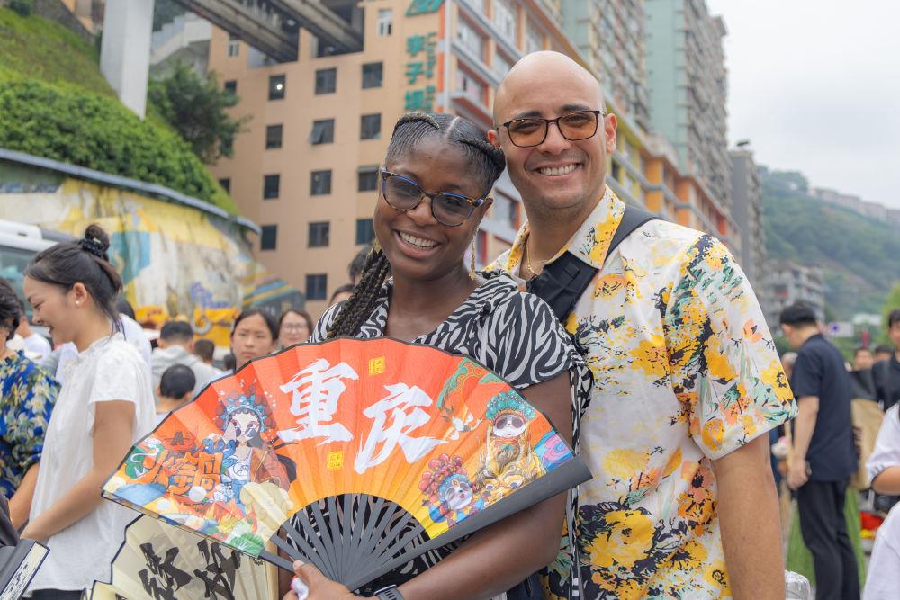 △2025年10月,重庆渝中,加拿大游客在李子坝游玩。