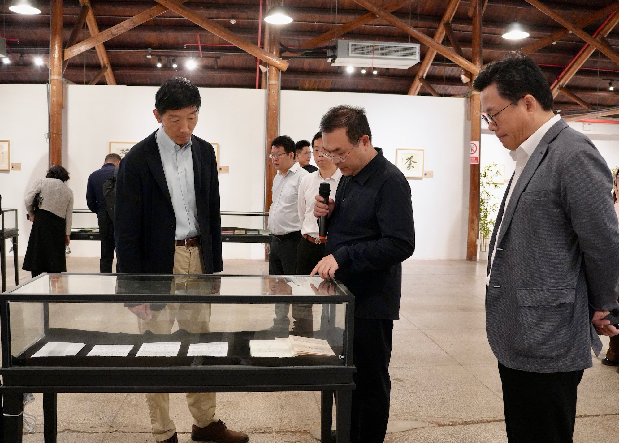 2025年5月6日，上海市政协文化卫生体育委员会组织部分委员赴松江区，开展“深化文旅商体展融合发展，推进世界著名旅游城市建设”重点课题调研暨跨界别学习考察活动