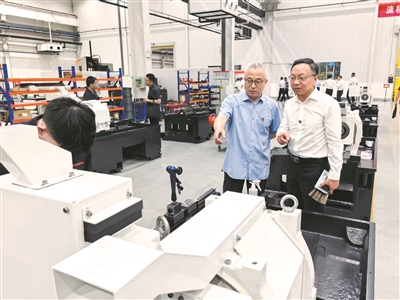 2025年7月2日，吕红兵（右）在浙江台州参加全国政协“规范涉企执法、监督，营造法治化营商环境”调研。