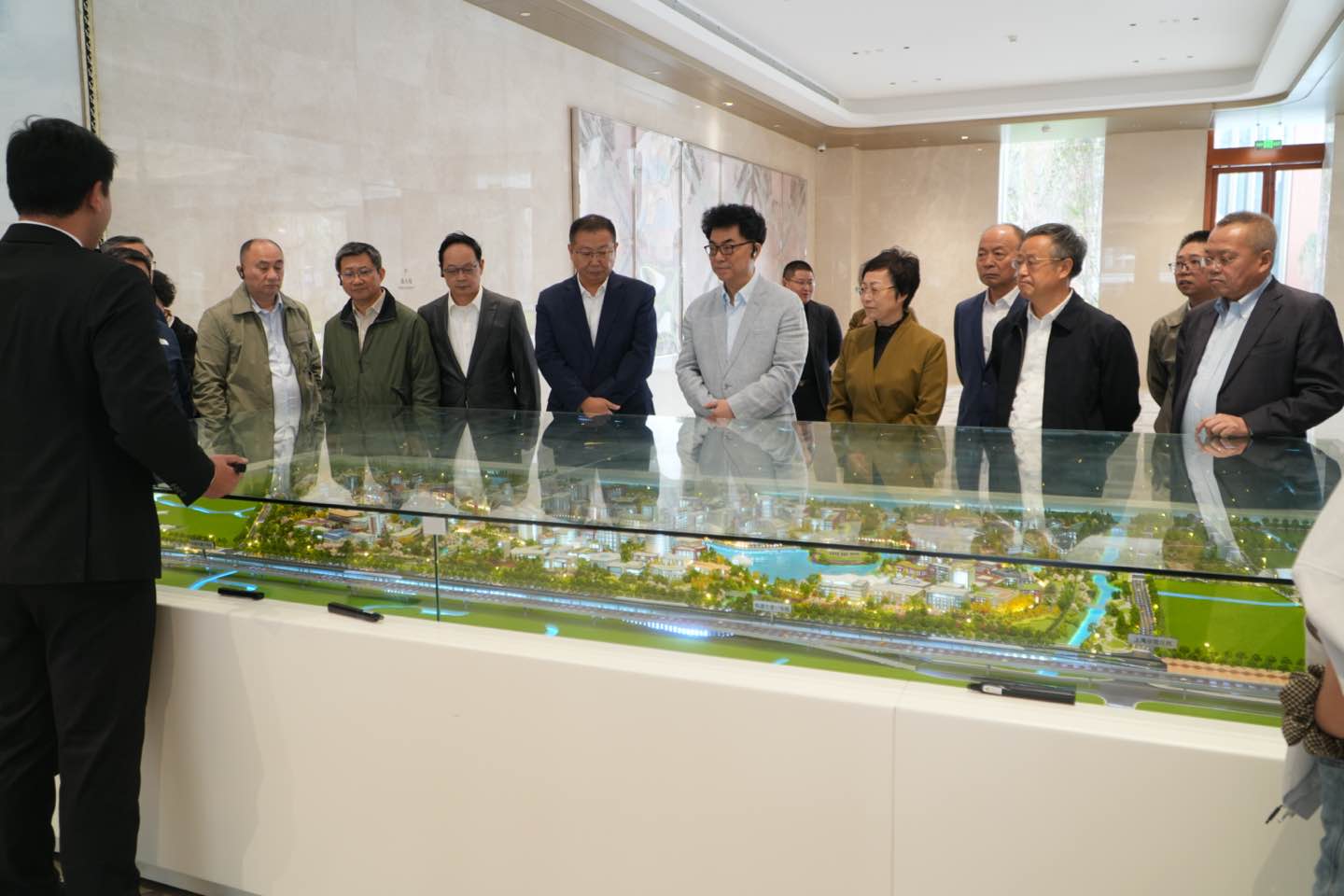 10月23日，市政协科技和教育委员会组织部分委员赴华为练秋湖研发中心学习考察。摄影：董潇韩