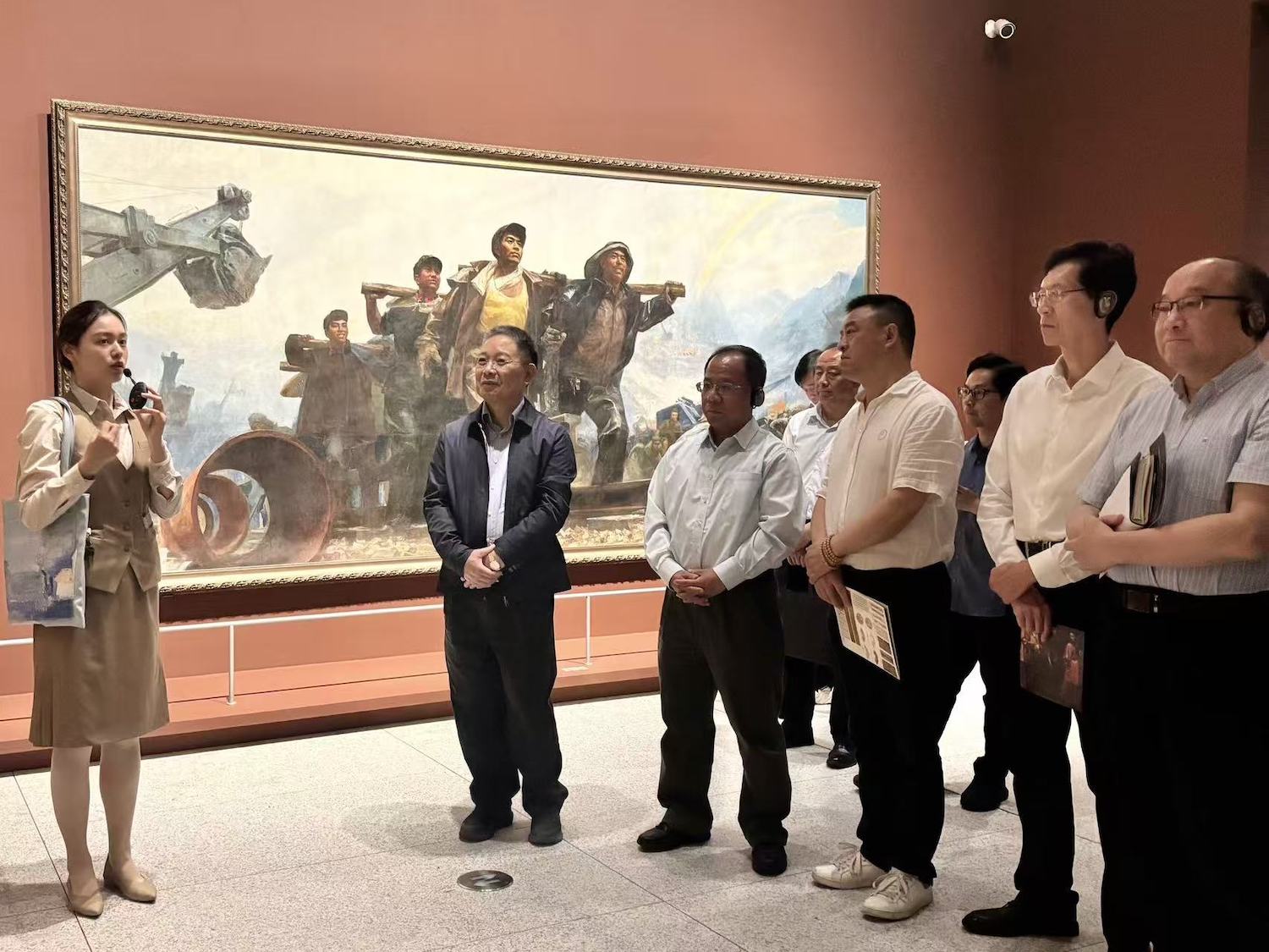 6月11日，上海市政协民族和宗教委员会在浦东美术馆围绕“加强本市公共文化空间的文化浸润，扎实推进铸牢中华民族共同体意识工作”重点课题开展调研活动