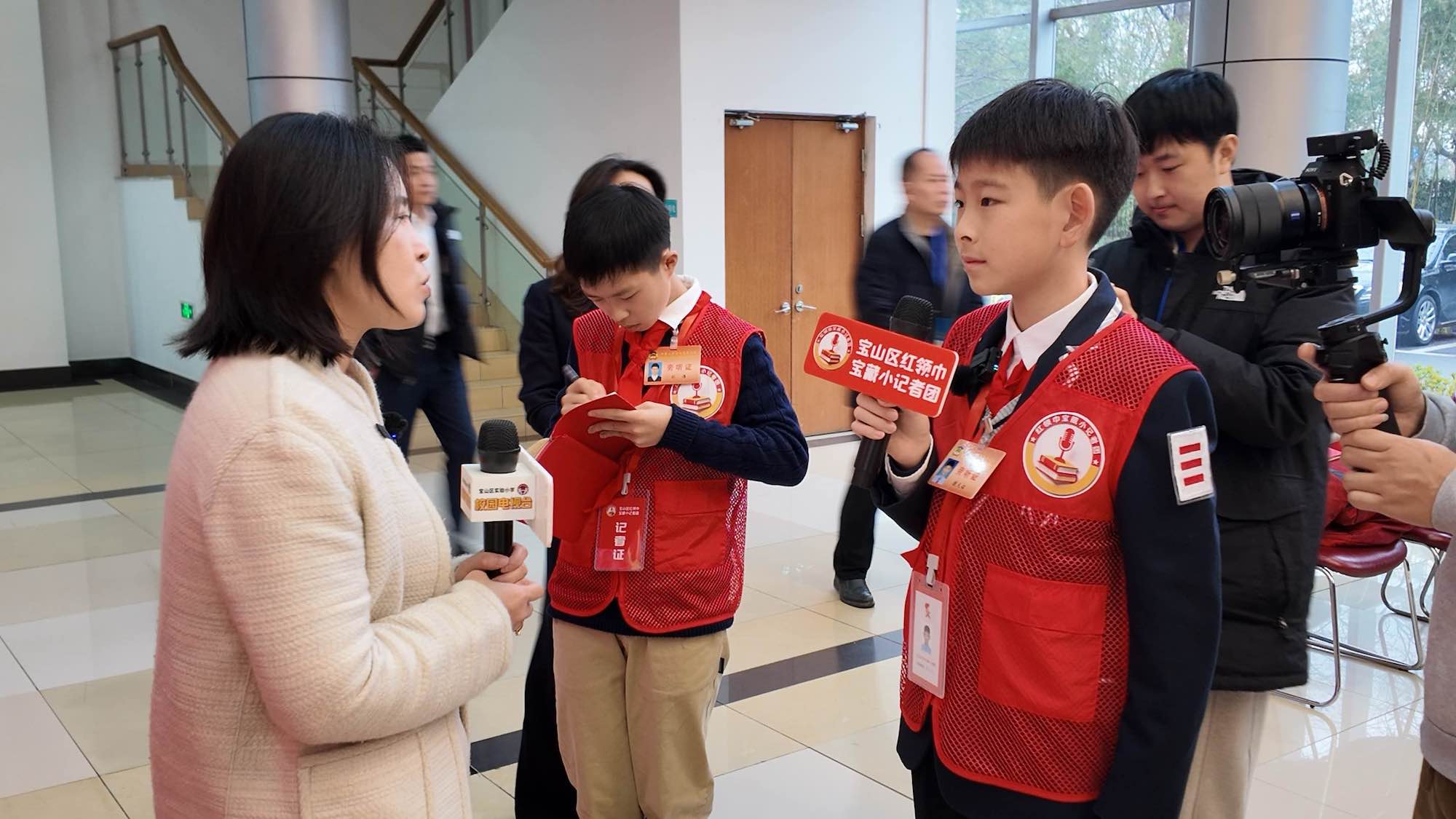 红领巾小记者采访政协委员