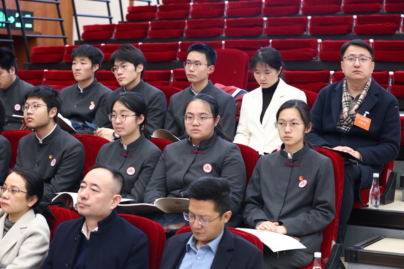 学生代表应邀观摩区政协献计献策大会