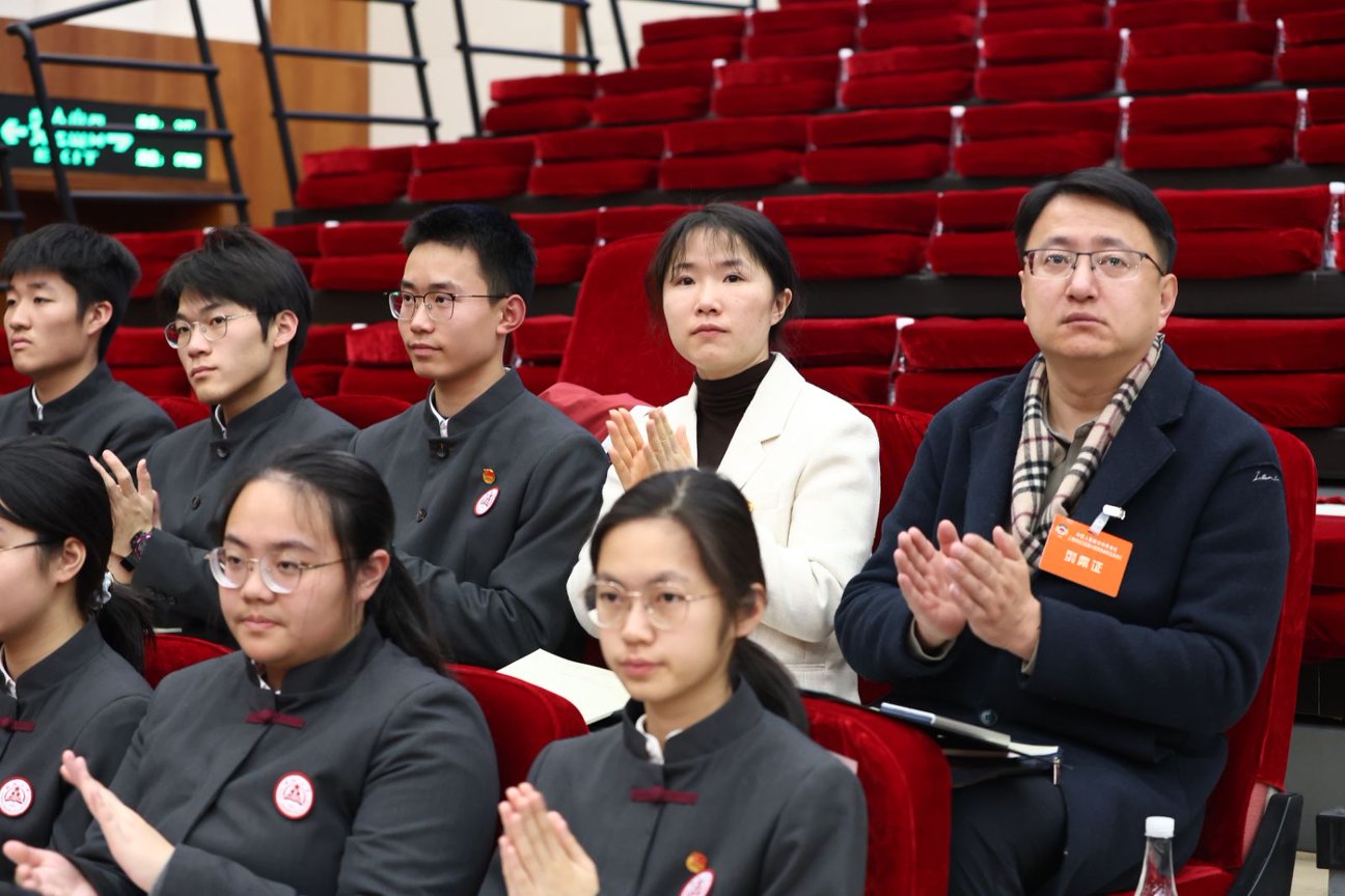 学生代表应邀参加区政协献计献策大会