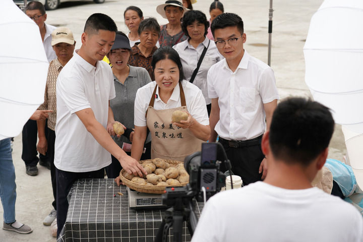 2025年6月24日，在陕西省安康市岚皋县孟石岭镇电商直播基地，村干部与电商主播一起直播，帮助当地群众销售农特产品。新华社记者 邵瑞 摄